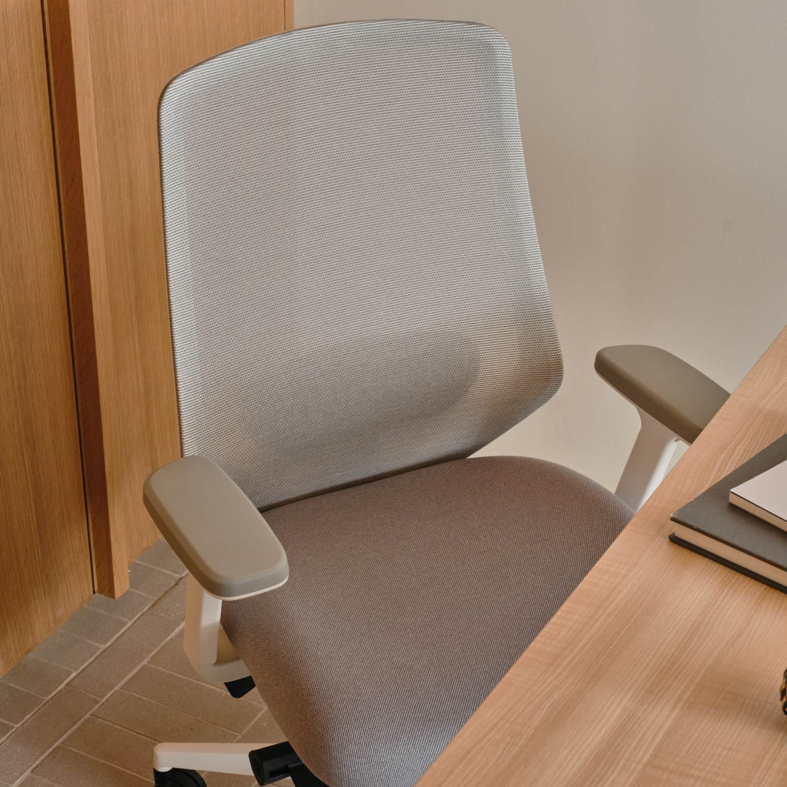 Ergonomic Chair Pro - Image 87